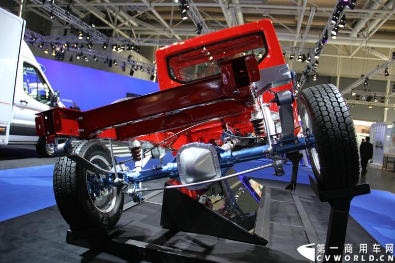 探馆汉诺威之福特全顺轻型商用车篇。图为福特全顺白车身展示 