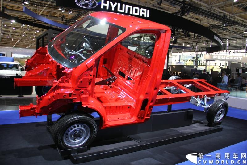 探馆汉诺威之福特全顺轻型商用车篇。图为福特全顺白车身展示 