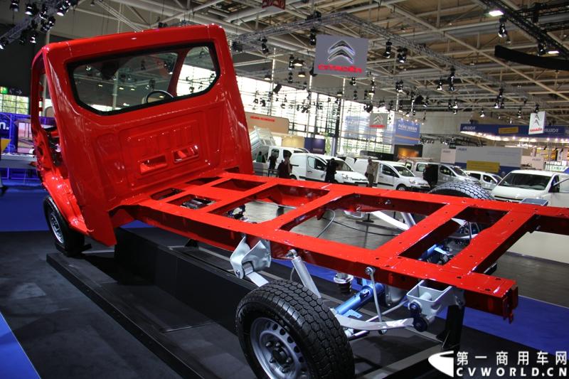 探馆汉诺威之福特全顺轻型商用车篇。图为福特全顺白车身展示 