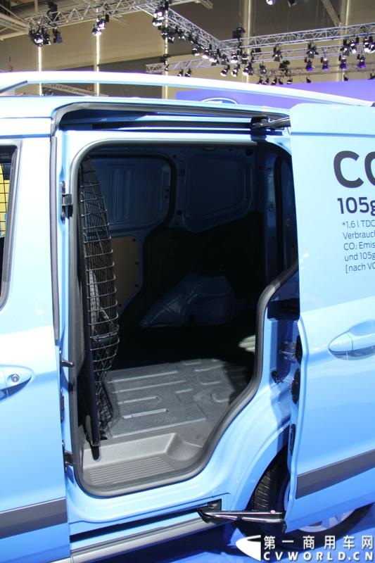 探馆汉诺威之福特全顺轻型商用车篇。图为全顺Courier-蓝色