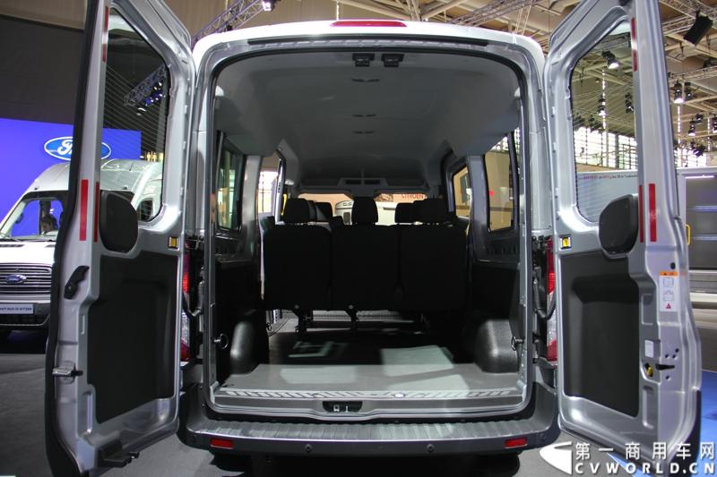 探馆汉诺威之福特全顺轻型商用车篇。图为福特全顺客货两用车 