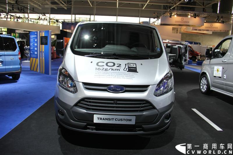 探馆汉诺威之福特全顺轻型商用车篇。图为全顺Custom节能减排技术展示车 