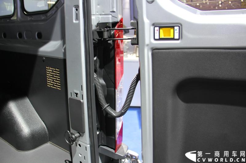 探馆汉诺威之福特全顺轻型商用车篇。图为福特全顺客货两用车 