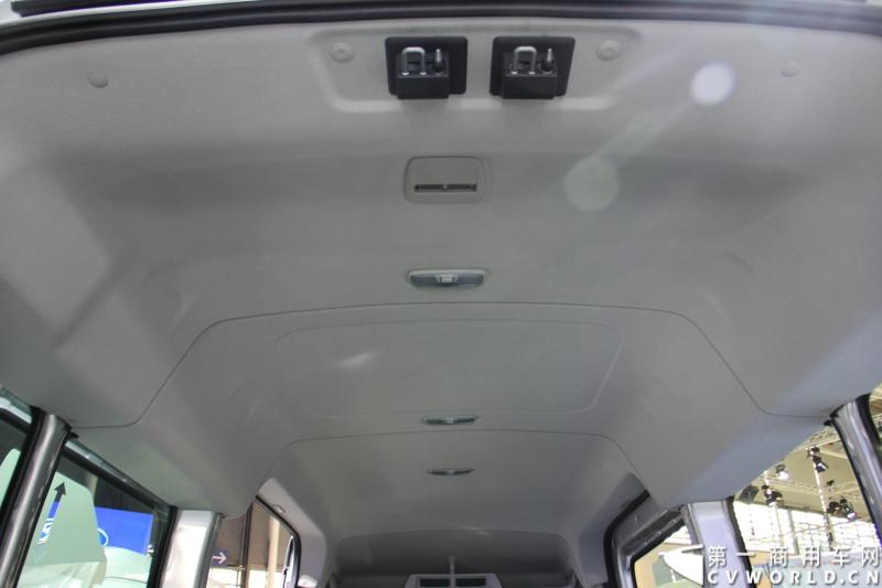 探馆汉诺威之福特全顺轻型商用车篇。图为福特全顺客货两用车 