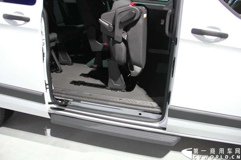 探馆汉诺威之福特全顺轻型商用车篇。图为全顺Custom商旅车 