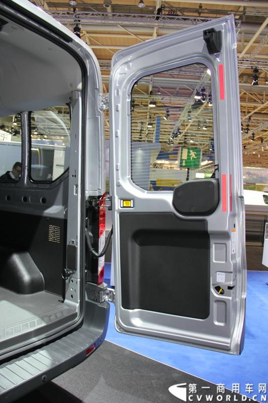 探馆汉诺威之福特全顺轻型商用车篇。图为福特全顺客货两用车 