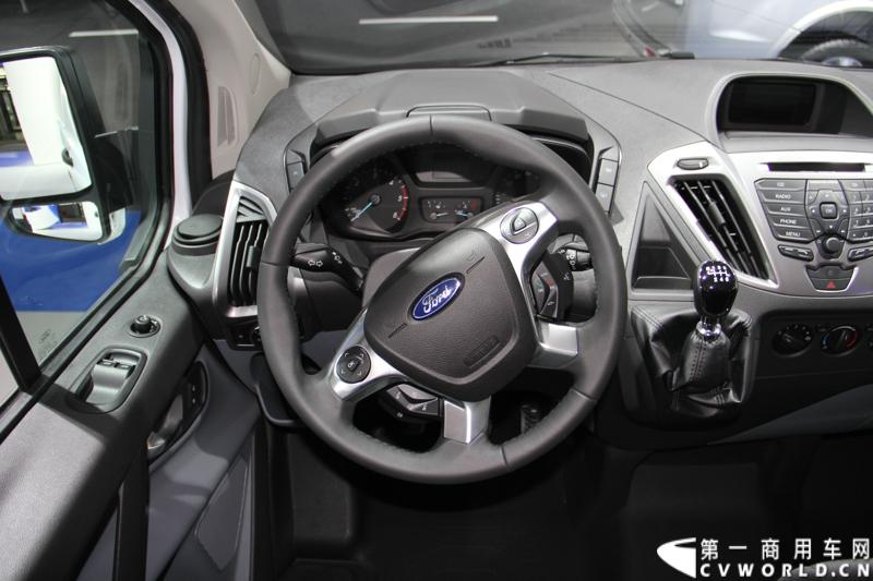 探馆汉诺威之福特全顺轻型商用车篇。图为全顺Custom商旅车 