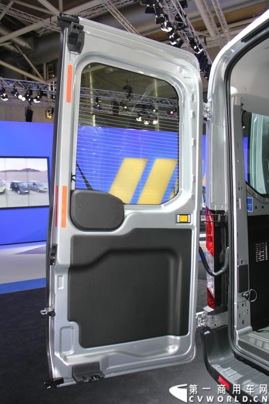 探馆汉诺威之福特全顺轻型商用车篇。图为福特全顺客货两用车 