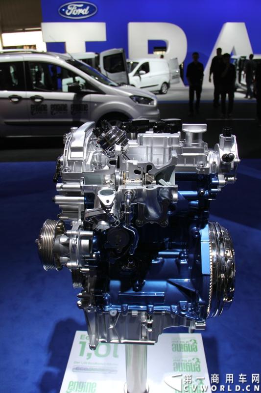 探馆汉诺威之福特全顺轻型商用车篇。图为全顺三缸发动机展示 