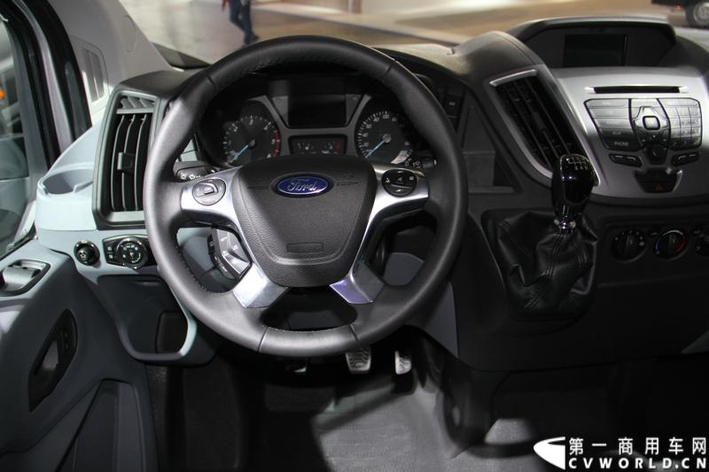 探馆汉诺威之福特全顺轻型商用车篇。图为福特全顺客货两用车 