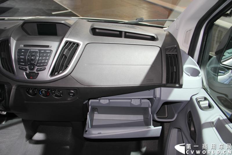 探馆汉诺威之福特全顺轻型商用车篇。图为福特全顺客货两用车 