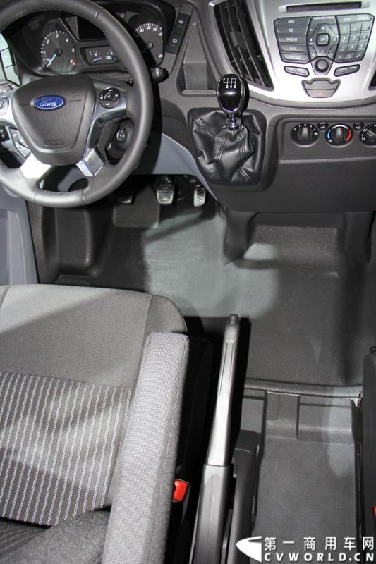 探馆汉诺威之福特全顺轻型商用车篇。图为福特全顺客货两用车 