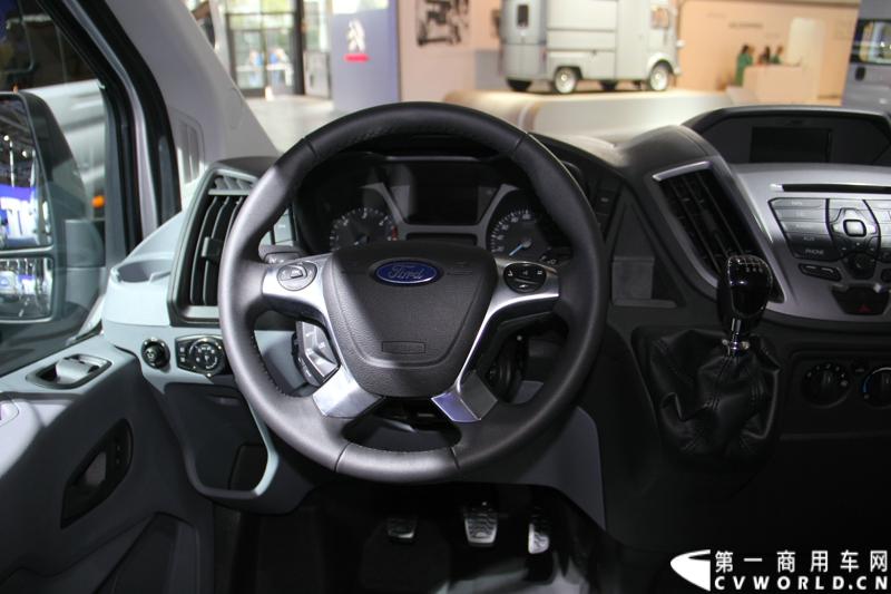 探馆汉诺威之福特全顺轻型商用车篇。图为福特全顺客货两用车 