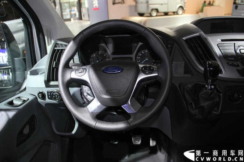 探馆汉诺威之福特全顺轻型商用车篇。图为福特全顺客货两用车 