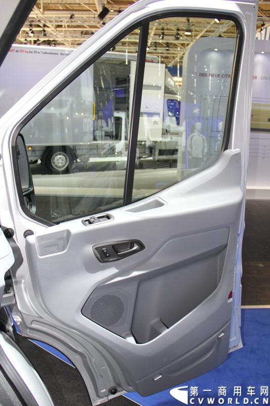 探馆汉诺威之福特全顺轻型商用车篇。图为福特全顺客货两用车 