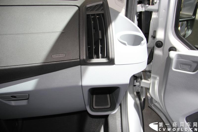 探馆汉诺威之福特全顺轻型商用车篇。图为福特全顺客货两用车 