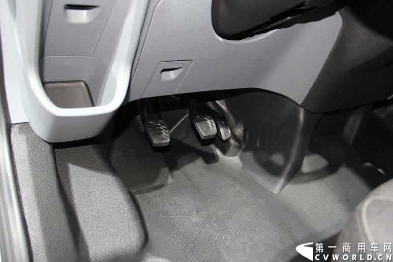 探馆汉诺威之福特全顺轻型商用车篇。图为福特全顺客货两用车 