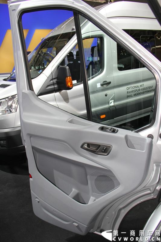 探馆汉诺威之福特全顺轻型商用车篇。图为福特全顺客货两用车 