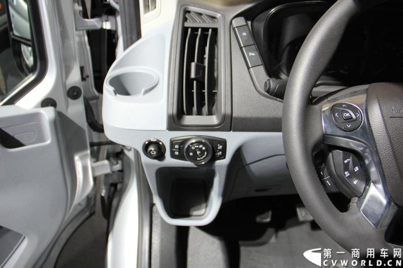 探馆汉诺威之福特全顺轻型商用车篇。图为福特全顺客货两用车 