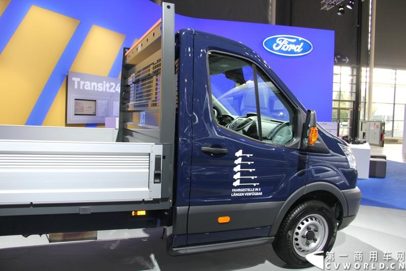 探馆汉诺威之福特全顺轻型商用车篇。图为福特全顺-蓝色