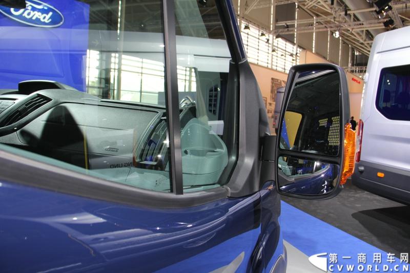 探馆汉诺威之福特全顺轻型商用车篇。图为福特全顺-蓝色