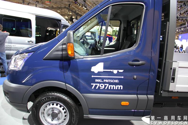 探馆汉诺威之福特全顺轻型商用车篇。图为福特全顺-蓝色