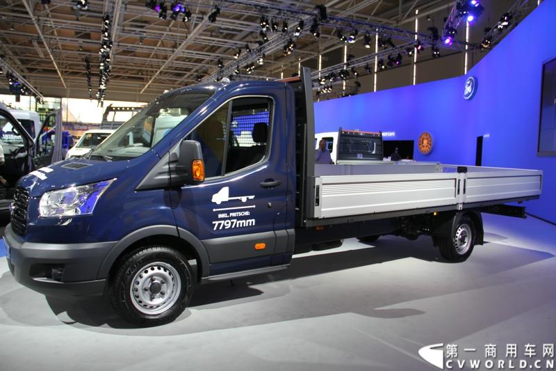 探馆汉诺威之福特全顺轻型商用车篇。图为福特全顺-蓝色