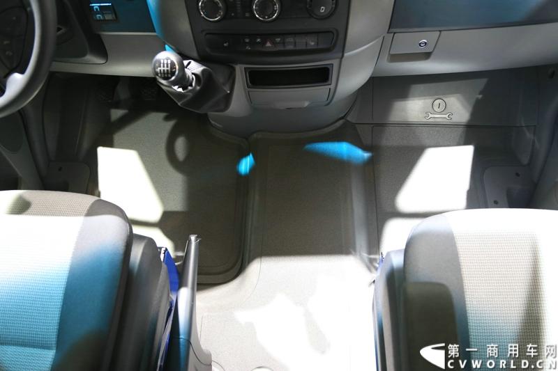 探馆汉诺威之大众轻型商用车篇。图为大众crafter blue motion 