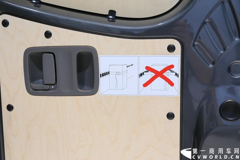 探馆汉诺威之大众轻型商用车篇。图为大众crafter灰色