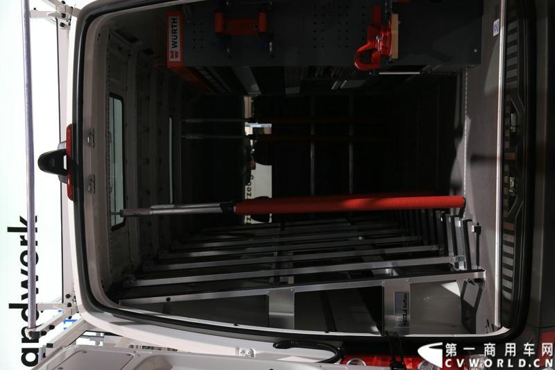 探馆汉诺威之大众轻型商用车篇。图为大众crafter灰色