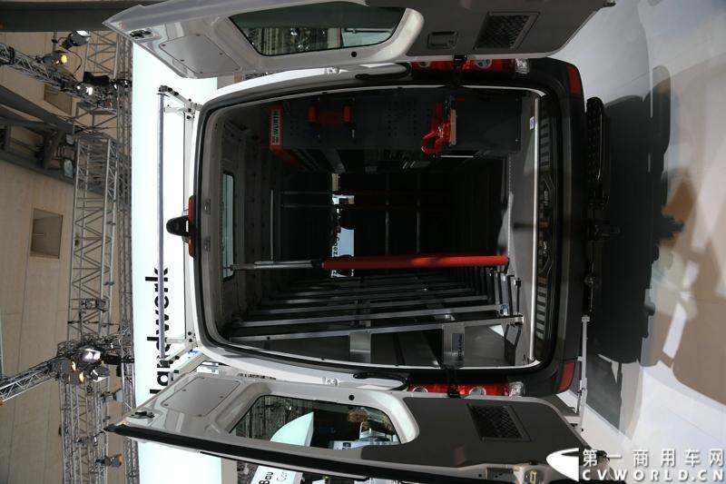 探馆汉诺威之大众轻型商用车篇。图为大众crafter灰色