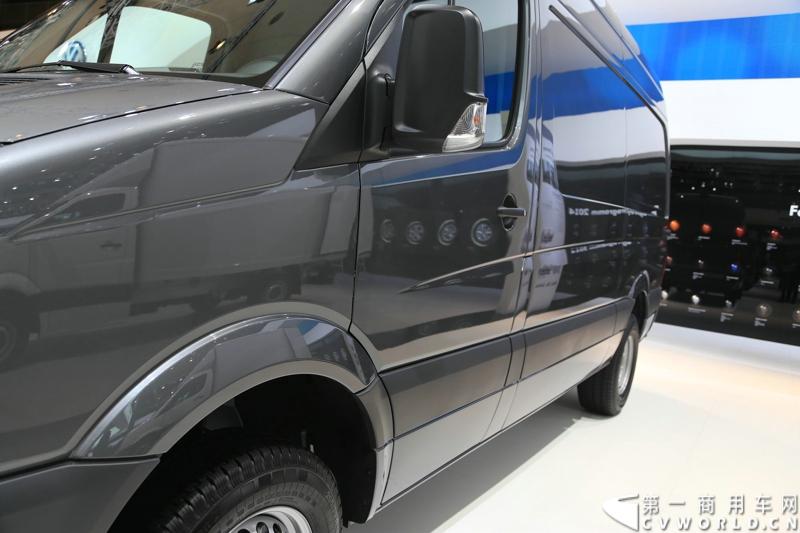 探馆汉诺威之大众轻型商用车篇。图为大众crafter灰色