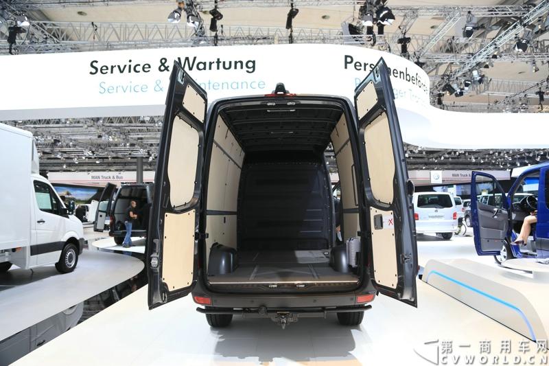 探馆汉诺威之大众轻型商用车篇。图为大众crafter灰色