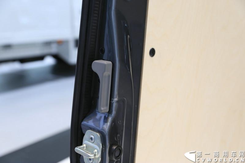 探馆汉诺威之大众轻型商用车篇。图为大众crafter灰色