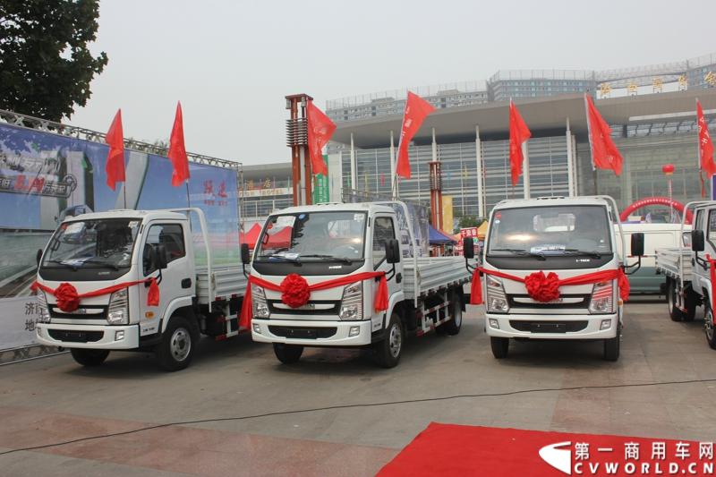 2014第七届中国（山东）国际汽车工业博览会（简称：山东汽博会）于9月23日在济南国际会展中心举办，展会为期三天。本次汽博会是由中国国际贸易促进委员会、济南市人民政府、山东省汽车行业协会联合主办，济南市贸促会、国际商会济南分会、山东新丞华展览有限公司承办的商用车领域的一届专业展会。图为参展的上骏轻卡