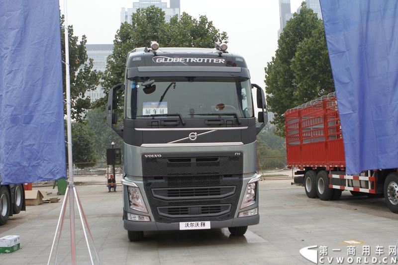 2014第七届中国（山东）国际汽车工业博览会（简称：山东汽博会）于9月23日在济南国际会展中心举办，展会为期三天。本次汽博会是由中国国际贸易促进委员会、济南市人民政府、山东省汽车行业协会联合主办，济南市贸促会、国际商会济南分会、山东新丞华展览有限公司承办的商用车领域的一届专业展会。图为参展的沃尔沃全新FH车型