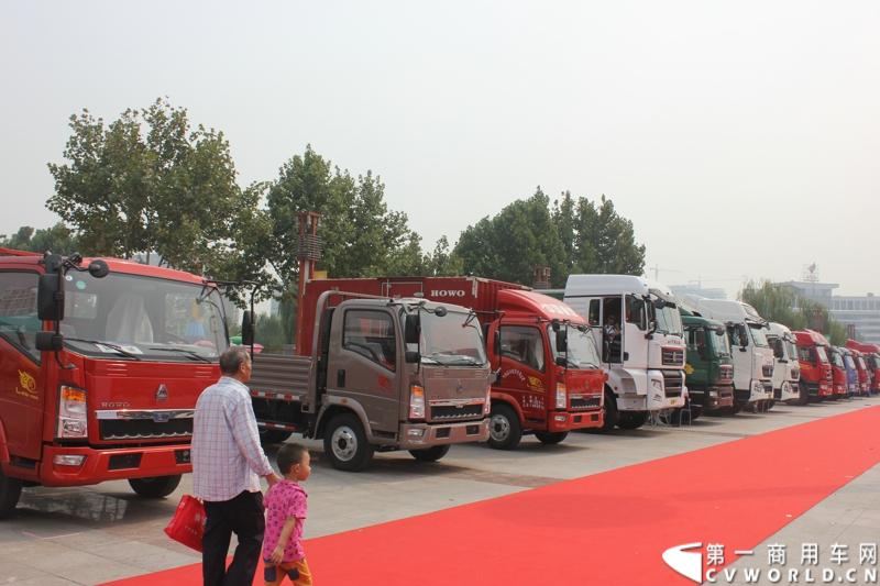 2014第七届中国（山东）国际汽车工业博览会（简称：山东汽博会）于9月23日在济南国际会展中心举办，展会为期三天。本次汽博会是由中国国际贸易促进委员会、济南市人民政府、山东省汽车行业协会联合主办，济南市贸促会、国际商会济南分会、山东新丞华展览有限公司承办的商用车领域的一届专业展会。图为东道主中国重汽的展台