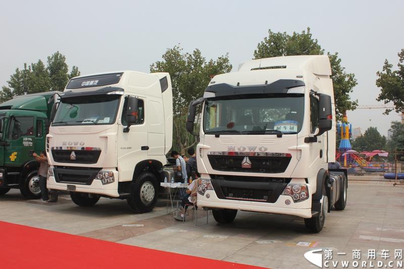 2014第七届中国（山东）国际汽车工业博览会（简称：山东汽博会）于9月23日在济南国际会展中心举办，展会为期三天。本次汽博会是由中国国际贸易促进委员会、济南市人民政府、山东省汽车行业协会联合主办，济南市贸促会、国际商会济南分会、山东新丞华展览有限公司承办的商用车领域的一届专业展会。图为豪沃T7H与T5H