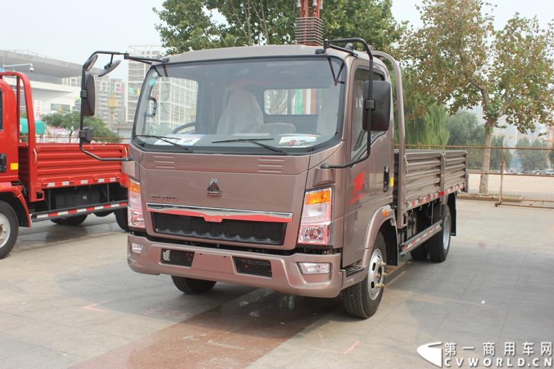 2014第七届中国（山东）国际汽车工业博览会（简称：山东汽博会）于9月23日在济南国际会展中心举办，展会为期三天。本次汽博会是由中国国际贸易促进委员会、济南市人民政府、山东省汽车行业协会联合主办，济南市贸促会、国际商会济南分会、山东新丞华展览有限公司承办的商用车领域的一届专业展会。图为宽体豪沃轻卡