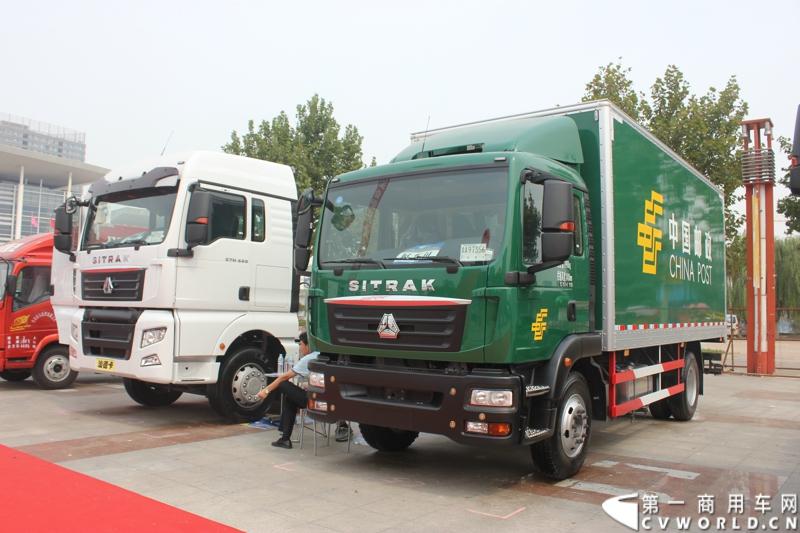 2014第七届中国（山东）国际汽车工业博览会（简称：山东汽博会）于9月23日在济南国际会展中心举办，展会为期三天。本次汽博会是由中国国际贸易促进委员会、济南市人民政府、山东省汽车行业协会联合主办，济南市贸促会、国际商会济南分会、山东新丞华展览有限公司承办的商用车领域的一届专业展会。图为汕德卡高端重卡