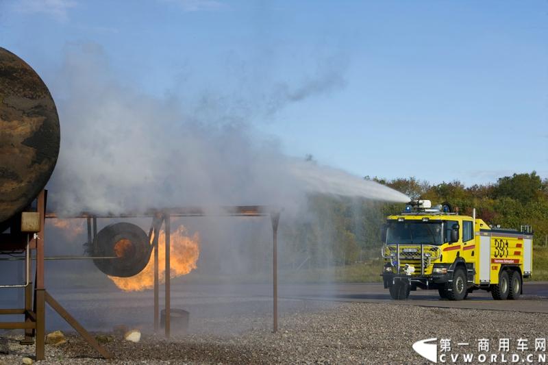 2014年10月15日 全球领先的商用汽车制造商斯堪尼亚亮相第六届中国（北京）国际机场技术设备和服务展览会（Inter Airport China 2014）。图为斯堪尼亚 P380 6x6 双排驾驶室消防车