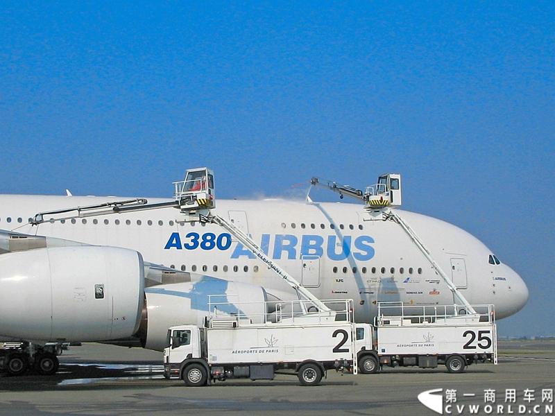 2014年10月15日 全球领先的商用汽车制造商斯堪尼亚亮相第六届中国（北京）国际机场技术设备和服务展览会（Inter Airport China 2014）。图为斯堪尼亚 P230 4x2 除冰车