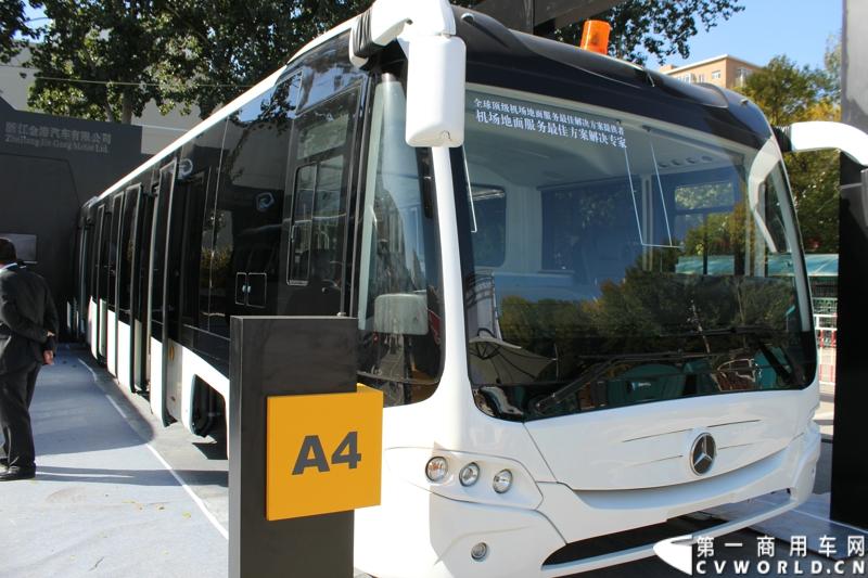 2014年10月15日 全球领先的商用汽车制造商斯堪尼亚亮相第六届中国（北京）国际机场技术设备和服务展览会（Inter Airport China 2014）。图为奔驰“尊崇之作”A30机场摆渡车