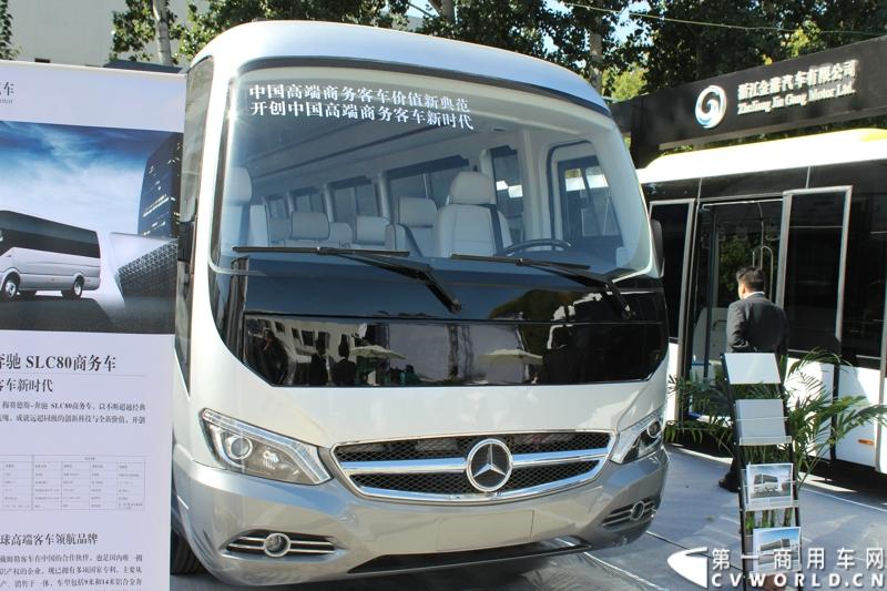 2014年10月15日 全球领先的商用汽车制造商斯堪尼亚亮相第六届中国（北京）国际机场技术设备和服务展览会（Inter Airport China 2014）。图为金港汽车 “赢者天下”梅赛德斯-奔驰SLC80商务车 