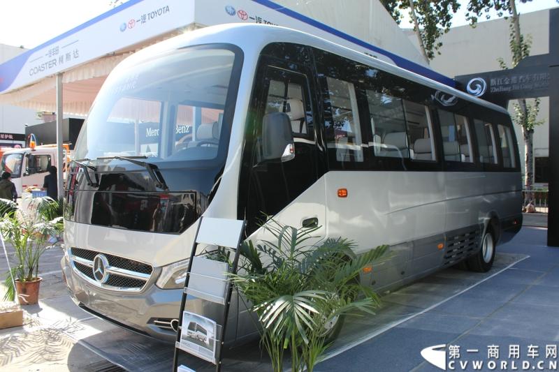 2014年10月15日 全球领先的商用汽车制造商斯堪尼亚亮相第六届中国（北京）国际机场技术设备和服务展览会（Inter Airport China 2014）。图为金港汽车 “赢者天下”梅赛德斯-奔驰SLC80商务车 