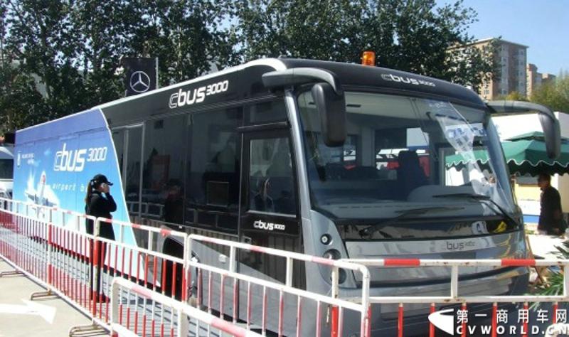 2014年10月15日 全球领先的商用汽车制造商斯堪尼亚亮相第六届中国（北京）国际机场技术设备和服务展览会（Inter Airport China 2014）。图为华晨卡伊卡诺 CBUS 3000 机场专用摆渡车