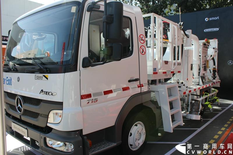 2014年10月15日 全球领先的商用汽车制造商斯堪尼亚亮相第六届中国（北京）国际机场技术设备和服务展览会（Inter Airport China 2014）。图为梅赛德斯-奔驰 Atego 715机场加油车