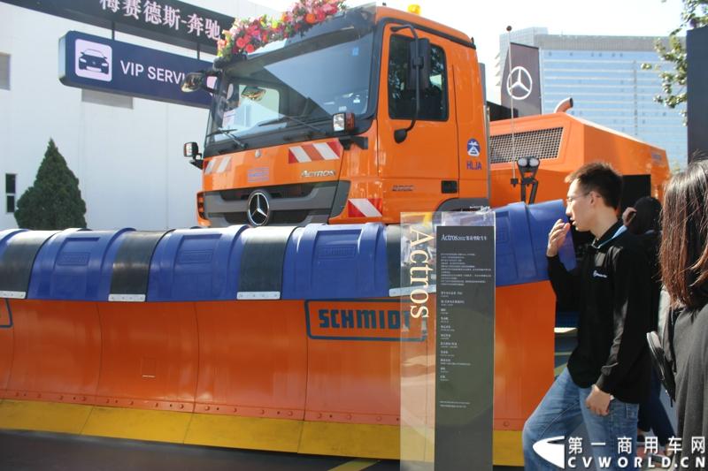 2014年10月15日 全球领先的商用汽车制造商斯堪尼亚亮相第六届中国（北京）国际机场技术设备和服务展览会（Inter Airport China 2014）。图为梅赛德斯-奔驰Actros 2032紧凑型除雪车