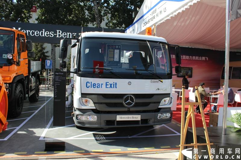 2014年10月15日 全球领先的商用汽车制造商斯堪尼亚亮相第六届中国（北京）国际机场技术设备和服务展览会（Inter Airport China 2014）。图为梅赛德斯-奔驰Atego 715机场加油车