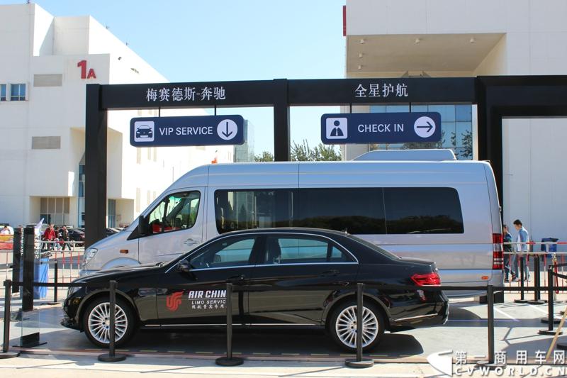 2014年10月15日 全球领先的商用汽车制造商斯堪尼亚亮相第六届中国（北京）国际机场技术设备和服务展览会（Inter Airport China 2014）。图为梅赛德斯-奔驰 Sprinter贵宾摆渡车以及E200L 贵宾机场接送车
